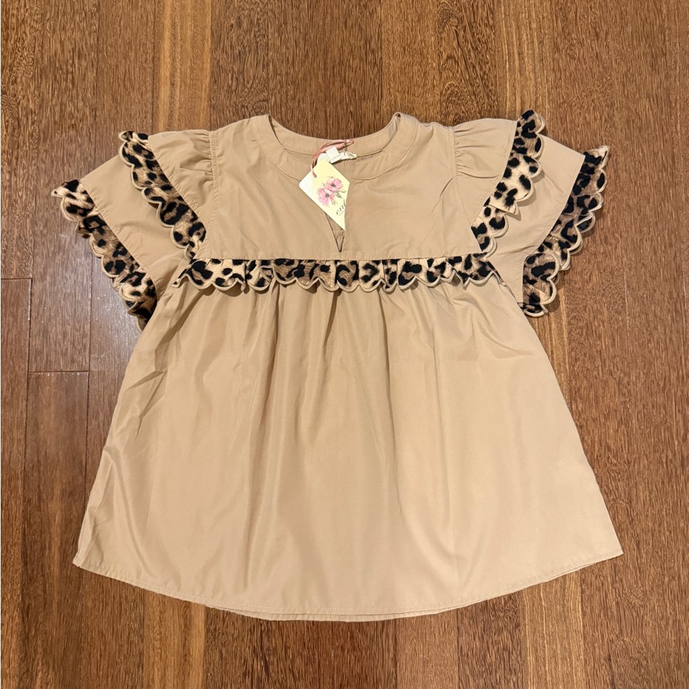 Entro Tan woman’s Top with Leopard Accents